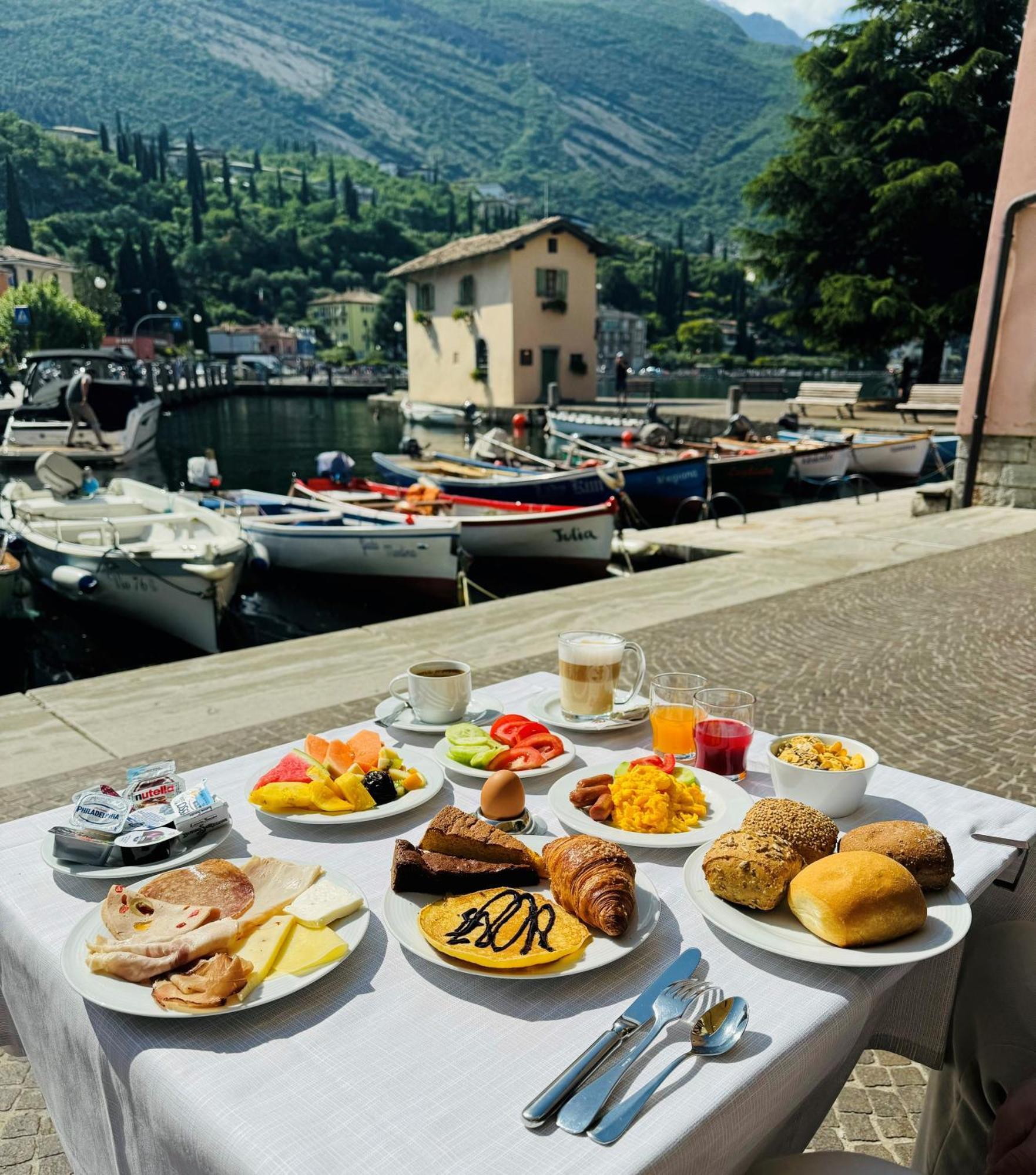 Hotel Benaco Torbole Sul Garda Exterior photo